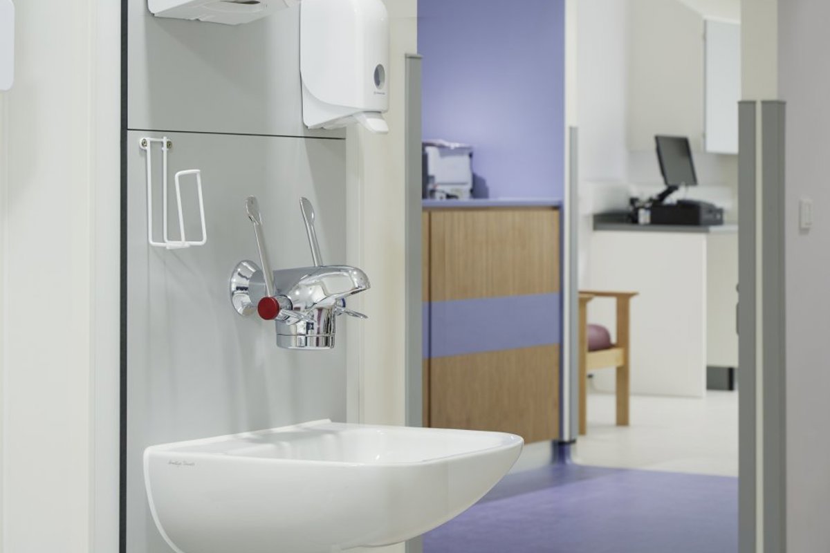 QEUH Clinical wash hand basin with Optitherm