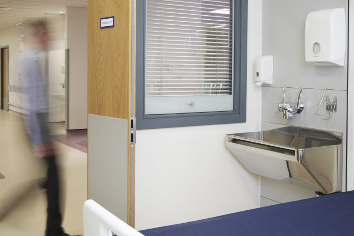 Optitherm over QEUH Resus sluice trough