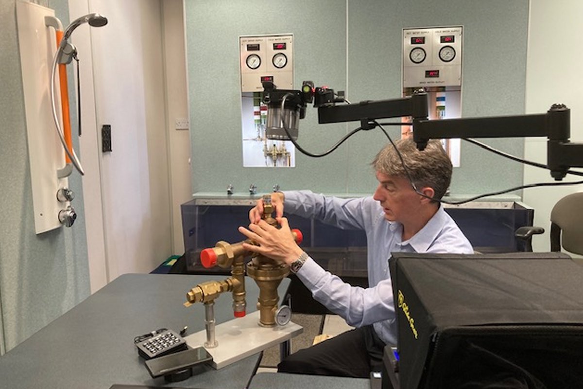 Zoom-in maintenance training: John Horne removes the Horne 40 valve cover assembly